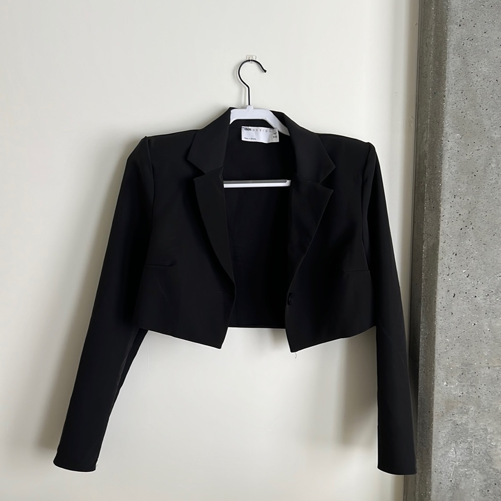 Stylish cropped black blazer